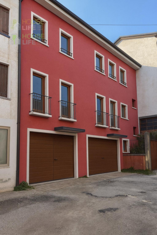 PIOVENE ROCCHETTE-CENTRO: posizionata all'interno di una corte del centro storico, CASA A SCHIERA...