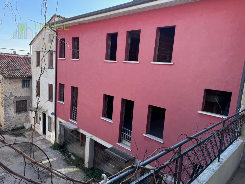 PIOVENE ROCCHETTE-CENTRO: posizionata all'interno di una corte del centro storico, CASA A SCHIERA...