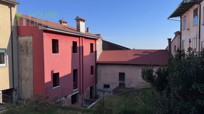 PIOVENE ROCCHETTE-CENTRO: posizionata all'interno di una corte del centro storico, CASA A SCHIERA...