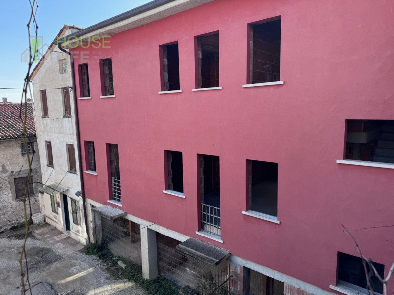 PIOVENE ROCCHETTE-CENTRO: posizionata all'interno di una corte del centro paese, CASA A SCHIERA d...