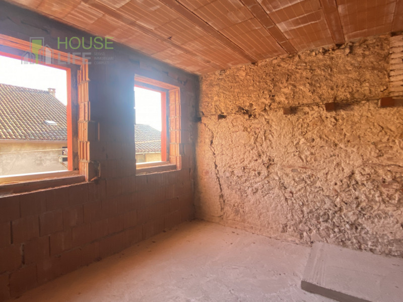 PIOVENE ROCCHETTE-CENTRO: posizionata all'interno di una corte del centro paese, CASA A SCHIERA d...