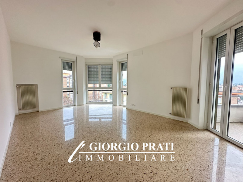 Proponiamo in affitto ampio e luminoso appartamento tricamere di circa 100 mq, situato a pochi mi...