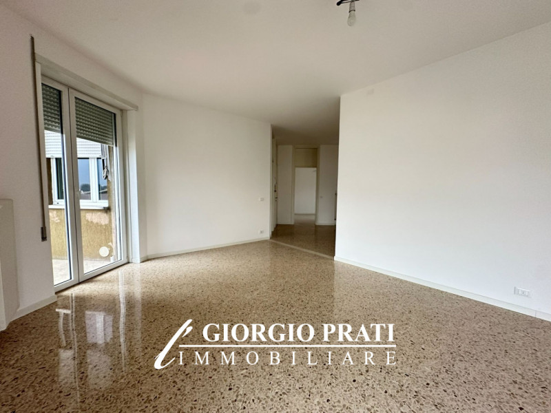 Proponiamo in affitto ampio e luminoso appartamento tricamere di circa 100 mq, situato a pochi mi...