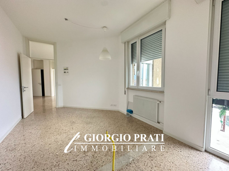 Proponiamo in affitto ampio e luminoso appartamento tricamere di circa 100 mq, situato a pochi mi...