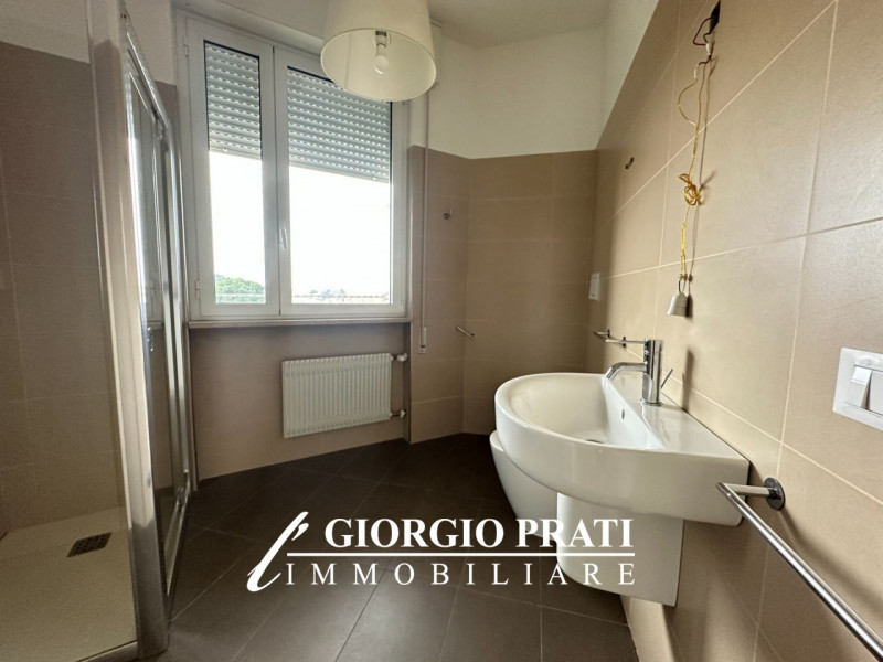 Proponiamo in affitto ampio e luminoso appartamento tricamere di circa 100 mq, situato a pochi mi...