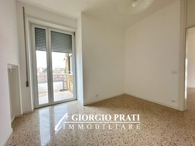 Proponiamo in affitto ampio e luminoso appartamento tricamere di circa 100 mq, situato a pochi mi...