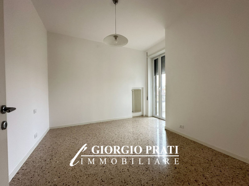 Proponiamo in affitto ampio e luminoso appartamento tricamere di circa 100 mq, situato a pochi mi...