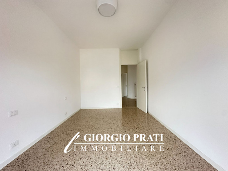 Proponiamo in affitto ampio e luminoso appartamento tricamere di circa 100 mq, situato a pochi mi...