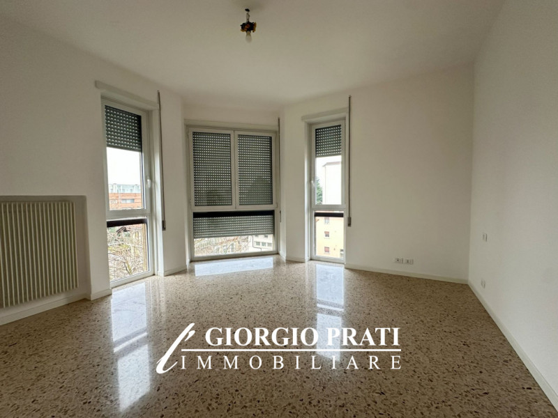 Proponiamo in affitto ampio e luminoso appartamento tricamere di circa 100 mq, situato a pochi mi...