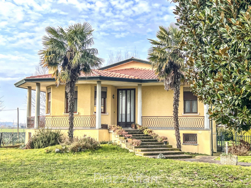 Si propone in Comune di Correzzola Villa Singola dalle generose dimensioni interne ed esterne, in...