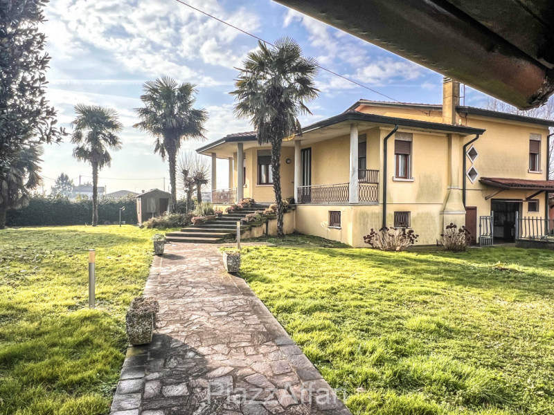 Si propone in Comune di Correzzola Villa Singola dalle generose dimensioni interne ed esterne, in...