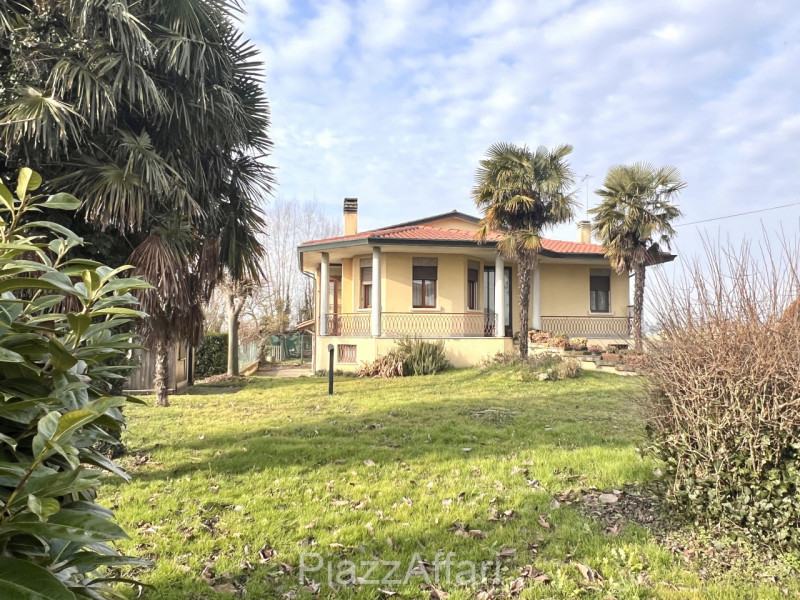 Si propone in Comune di Correzzola Villa Singola dalle generose dimensioni interne ed esterne, in...