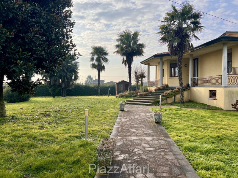 Si propone in Comune di Correzzola Villa Singola dalle generose dimensioni interne ed esterne, in...