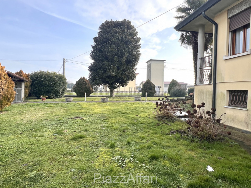 Si propone in Comune di Correzzola Villa Singola dalle generose dimensioni interne ed esterne, in...