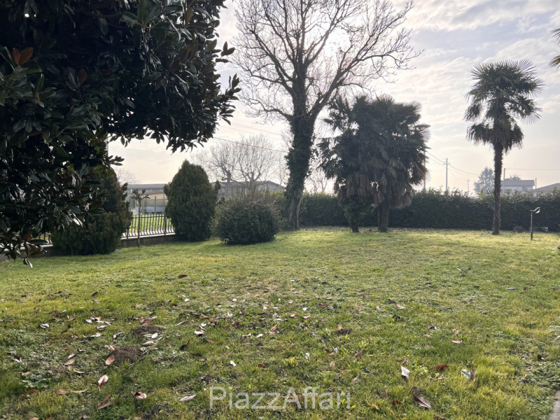 Si propone in Comune di Correzzola Villa Singola dalle generose dimensioni interne ed esterne, in...