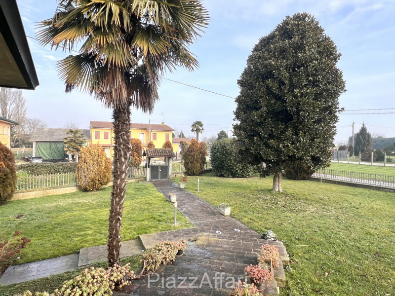 Si propone in Comune di Correzzola Villa Singola dalle generose dimensioni interne ed esterne, in...