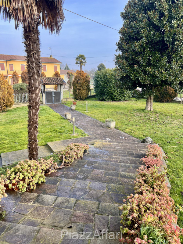 Si propone in Comune di Correzzola Villa Singola dalle generose dimensioni interne ed esterne, in...