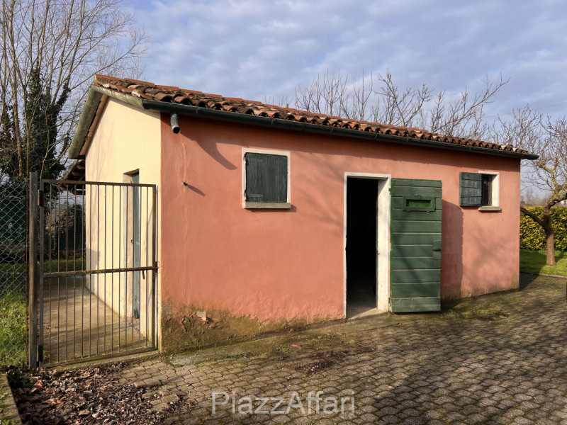 Si propone in Comune di Correzzola Villa Singola dalle generose dimensioni interne ed esterne, in...