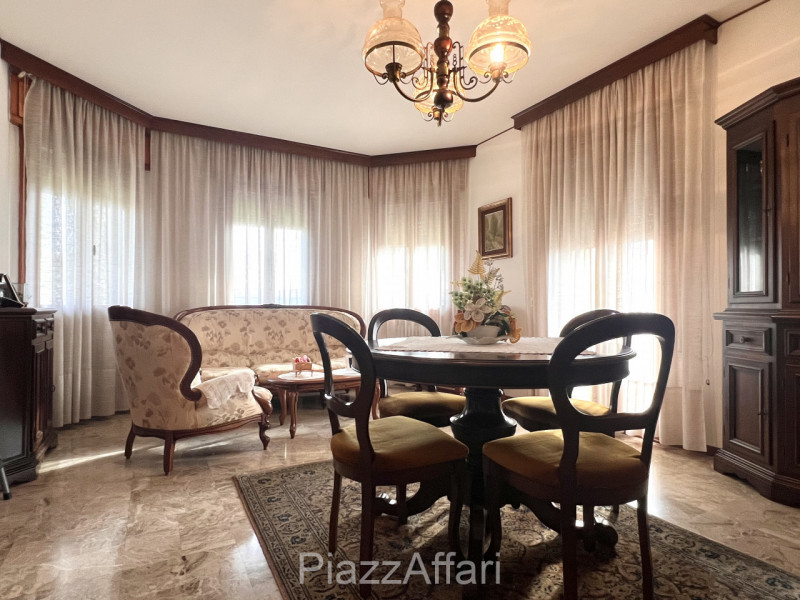 Si propone in Comune di Correzzola Villa Singola dalle generose dimensioni interne ed esterne, in...