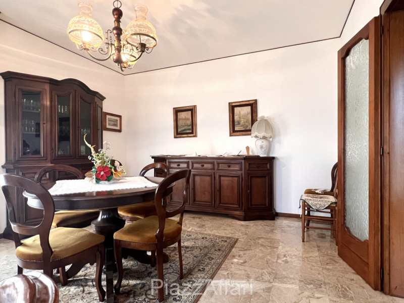 Si propone in Comune di Correzzola Villa Singola dalle generose dimensioni interne ed esterne, in...