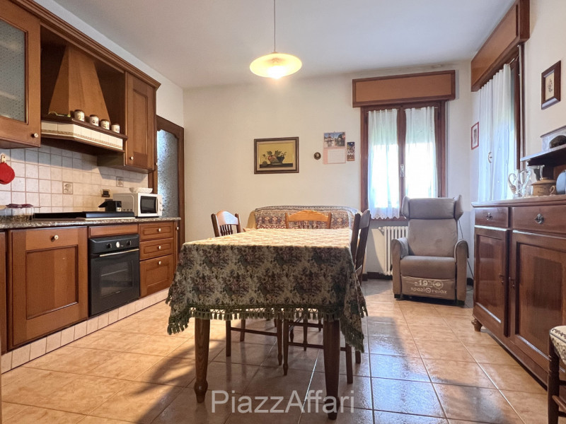 Si propone in Comune di Correzzola Villa Singola dalle generose dimensioni interne ed esterne, in...