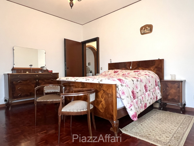 Si propone in Comune di Correzzola Villa Singola dalle generose dimensioni interne ed esterne, in...