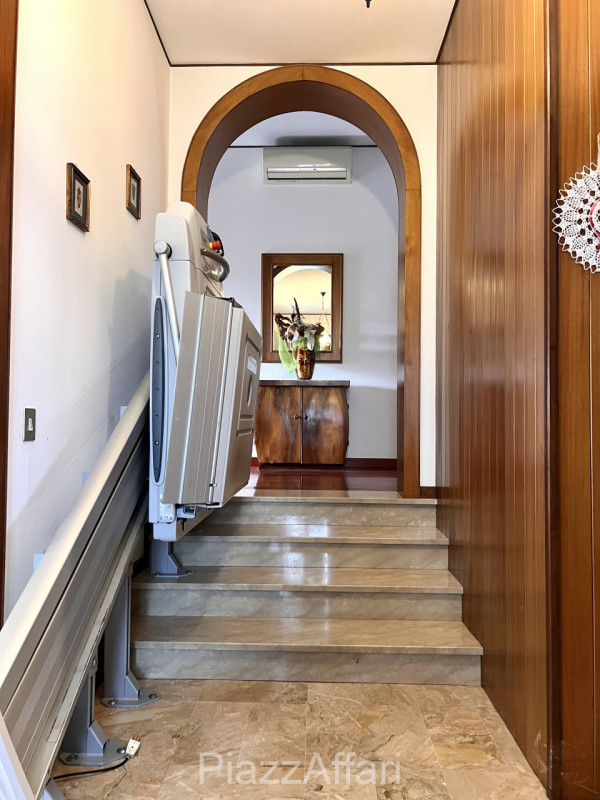 Si propone in Comune di Correzzola Villa Singola dalle generose dimensioni interne ed esterne, in...