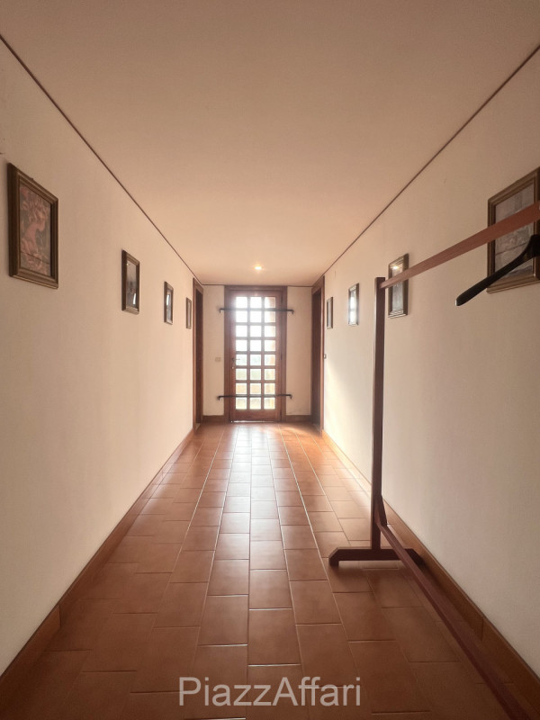 Si propone in Comune di Correzzola Villa Singola dalle generose dimensioni interne ed esterne, in...