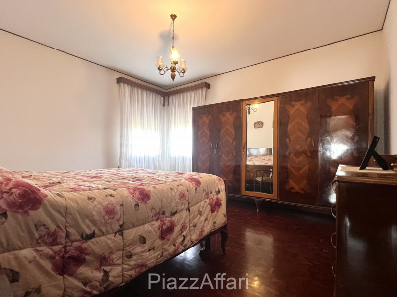 Si propone in Comune di Correzzola Villa Singola dalle generose dimensioni interne ed esterne, in...