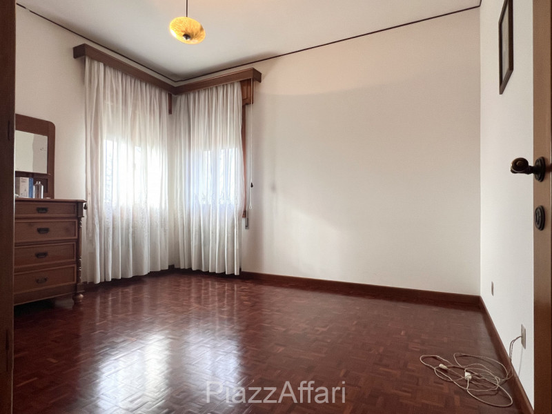 Si propone in Comune di Correzzola Villa Singola dalle generose dimensioni interne ed esterne, in...