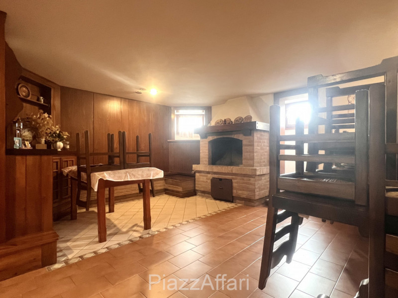 Si propone in Comune di Correzzola Villa Singola dalle generose dimensioni interne ed esterne, in...