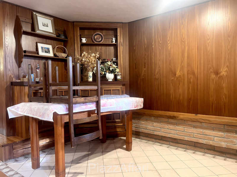 Si propone in Comune di Correzzola Villa Singola dalle generose dimensioni interne ed esterne, in...