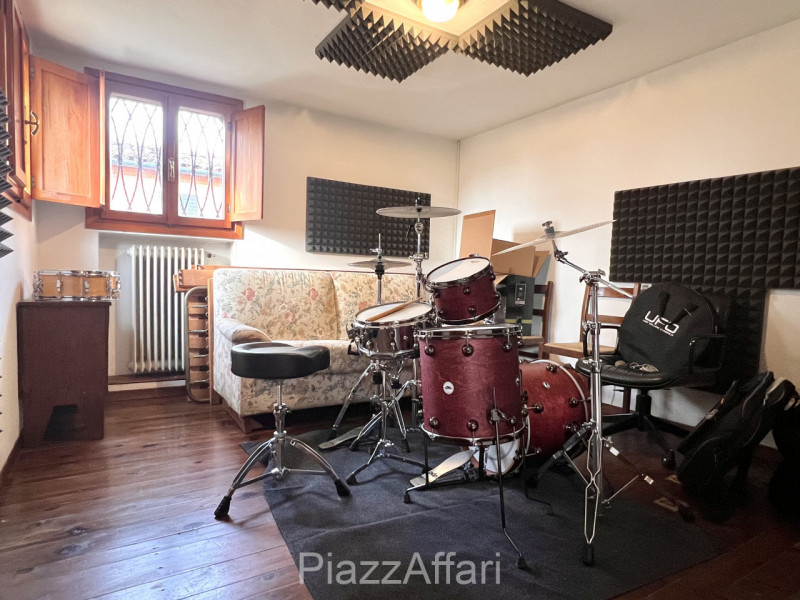 Si propone in Comune di Correzzola Villa Singola dalle generose dimensioni interne ed esterne, in...