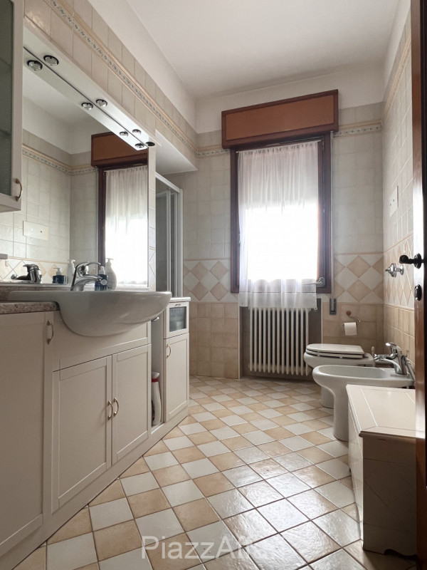 Si propone in Comune di Correzzola Villa Singola dalle generose dimensioni interne ed esterne, in...