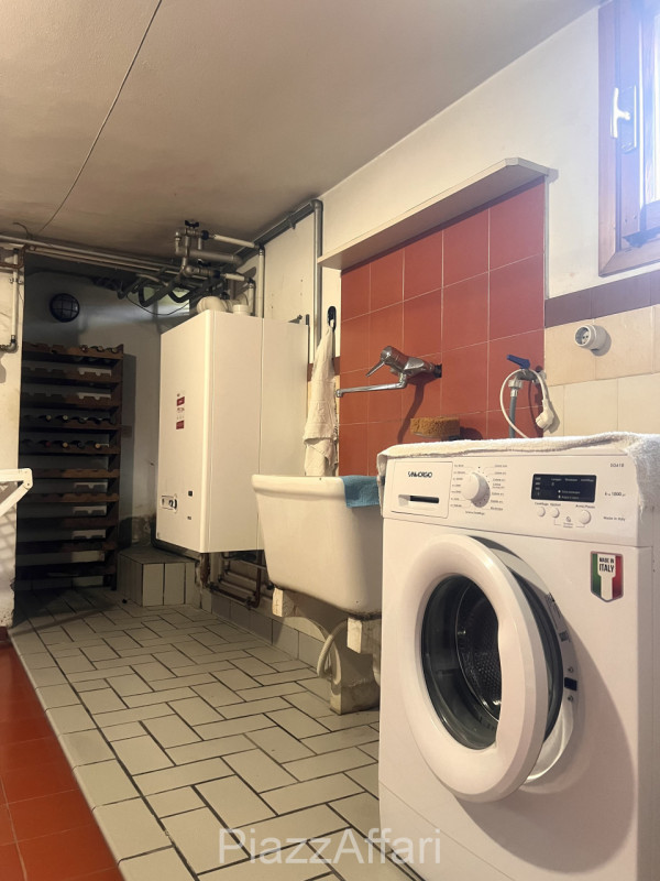 Si propone in Comune di Correzzola Villa Singola dalle generose dimensioni interne ed esterne, in...