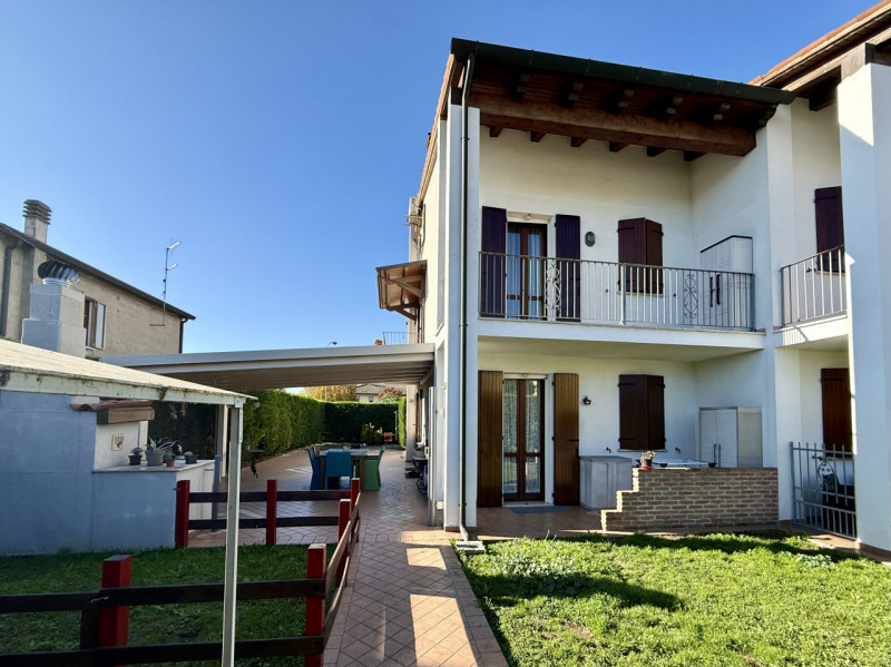 COMPOSIZIONE:
Porzione di bifamiliare sviluppata su più livelli. Al piano rialzato troviamo un am...