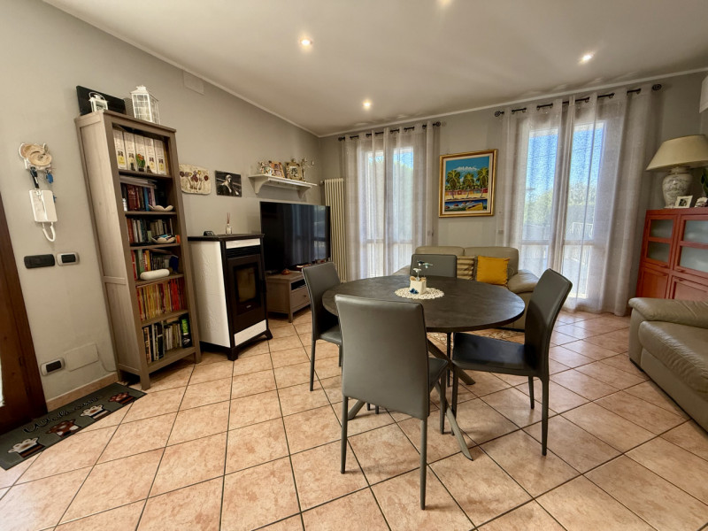 COMPOSIZIONE:
Porzione di bifamiliare sviluppata su più livelli. Al piano rialzato troviamo un am...