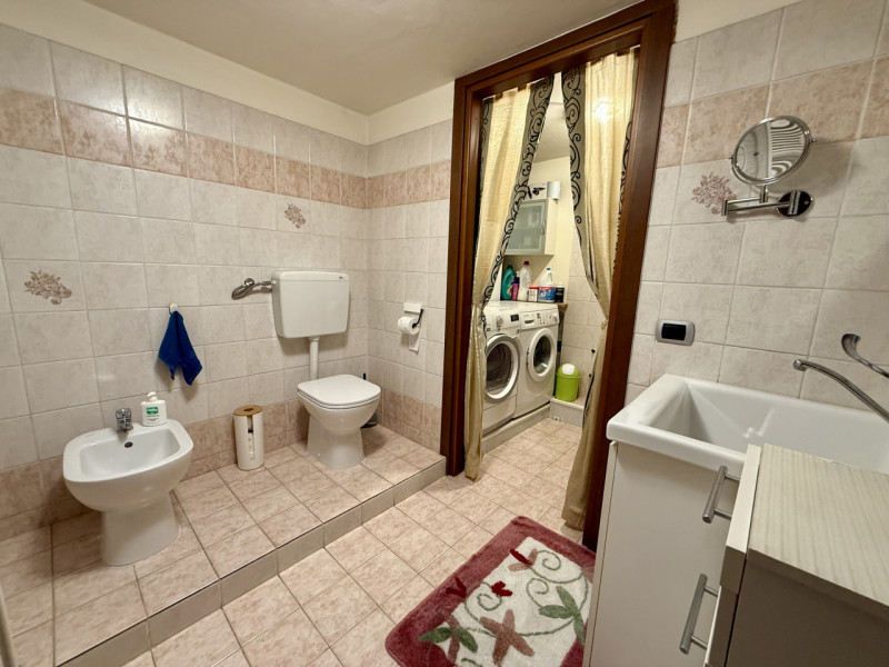 COMPOSIZIONE:
Porzione di bifamiliare sviluppata su più livelli. Al piano rialzato troviamo un am...