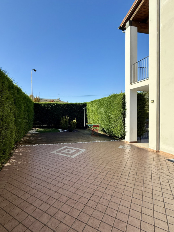 COMPOSIZIONE:
Porzione di bifamiliare sviluppata su più livelli. Al piano rialzato troviamo un am...