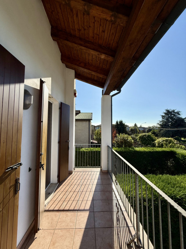 COMPOSIZIONE:
Porzione di bifamiliare sviluppata su più livelli. Al piano rialzato troviamo un am...