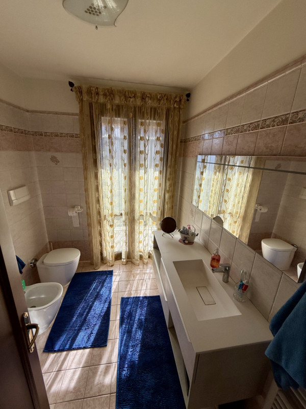 COMPOSIZIONE:
Porzione di bifamiliare sviluppata su più livelli. Al piano rialzato troviamo un am...