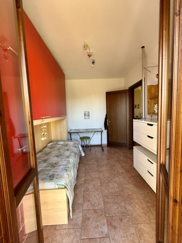 COMPOSIZIONE:
Porzione di bifamiliare sviluppata su più livelli. Al piano rialzato troviamo un am...