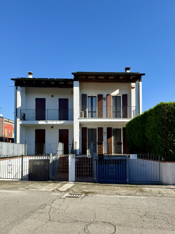 COMPOSIZIONE:
Porzione di bifamiliare sviluppata su più livelli. Al piano rialzato troviamo un am...