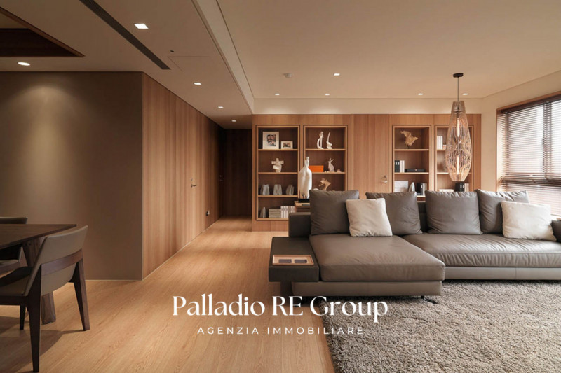 A VICENZA, in zona Ovest, comoda a tutti i servizi, si propone in vendita ampio e luminoso attico...