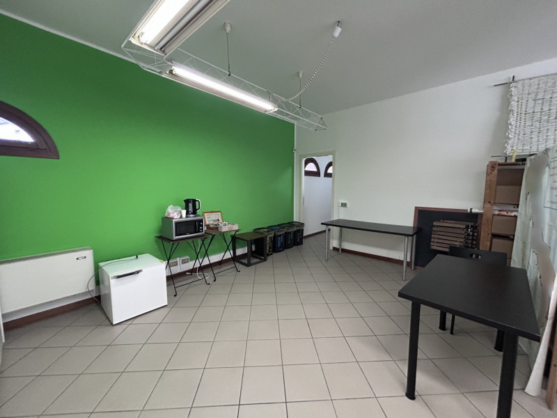 RIF: FR500 VEGGIANO - PADOVA Proponiamo in vendita locale commerciale adibito ad ufficio di 150 m...