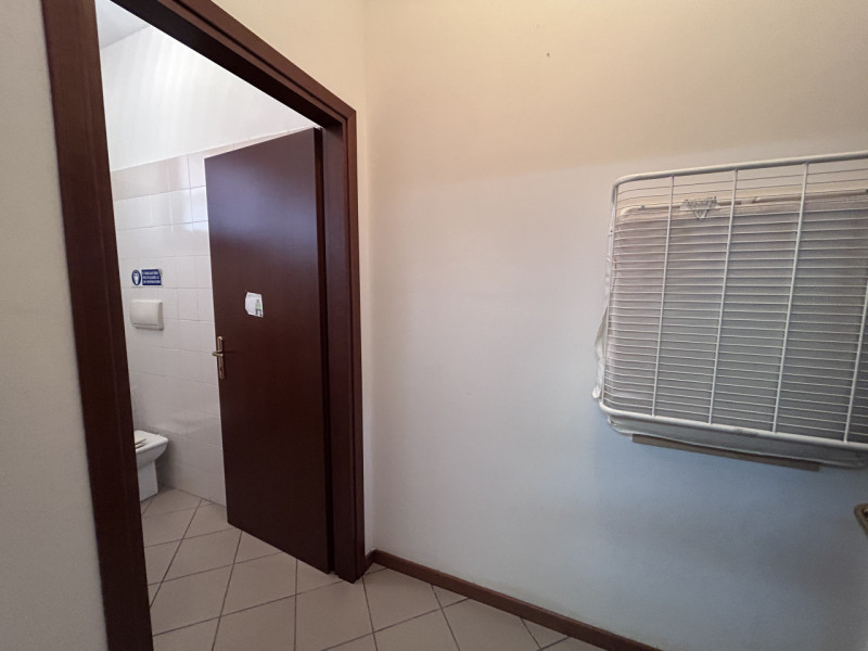 RIF: FR500 VEGGIANO - PADOVA Proponiamo in vendita locale commerciale adibito ad ufficio di 150 m...