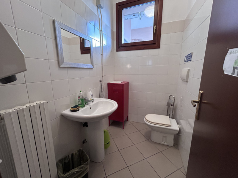 RIF: FR500 VEGGIANO - PADOVA Proponiamo in vendita locale commerciale adibito ad ufficio di 150 m...