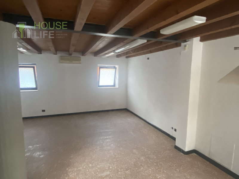 SCHIO - Centro: in posizione comoda al centro, vendesi NEGOZIO-UFFICIO vetrinato, piano terra. Po...