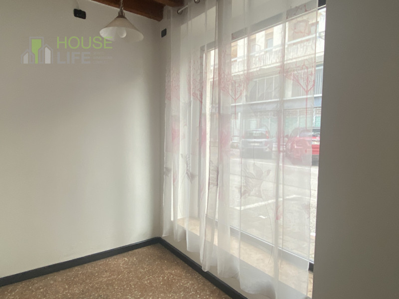 SCHIO - Centro: in posizione comoda al centro, vendesi NEGOZIO-UFFICIO vetrinato, piano terra. Po...