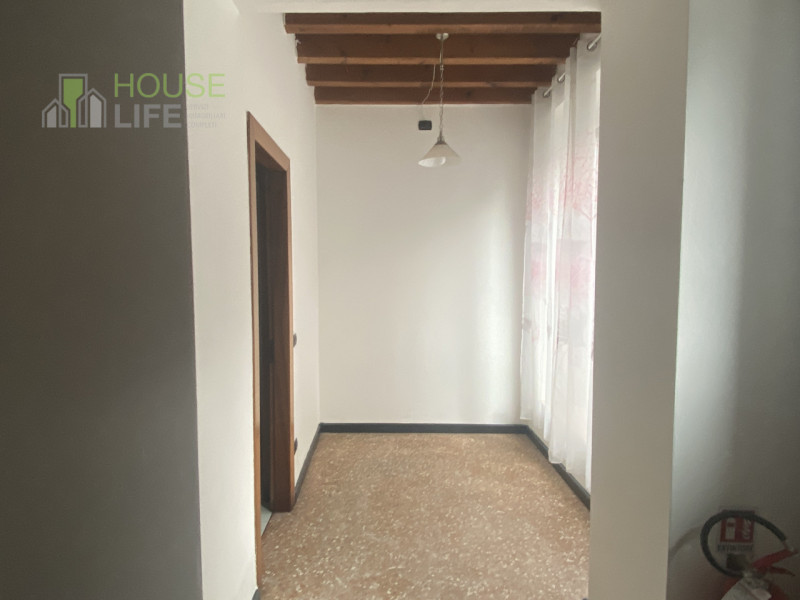 SCHIO - Centro: in posizione comoda al centro, vendesi NEGOZIO-UFFICIO vetrinato, piano terra. Po...